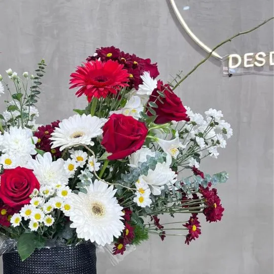 caja pote black strass con rosas y flores de estacion angel